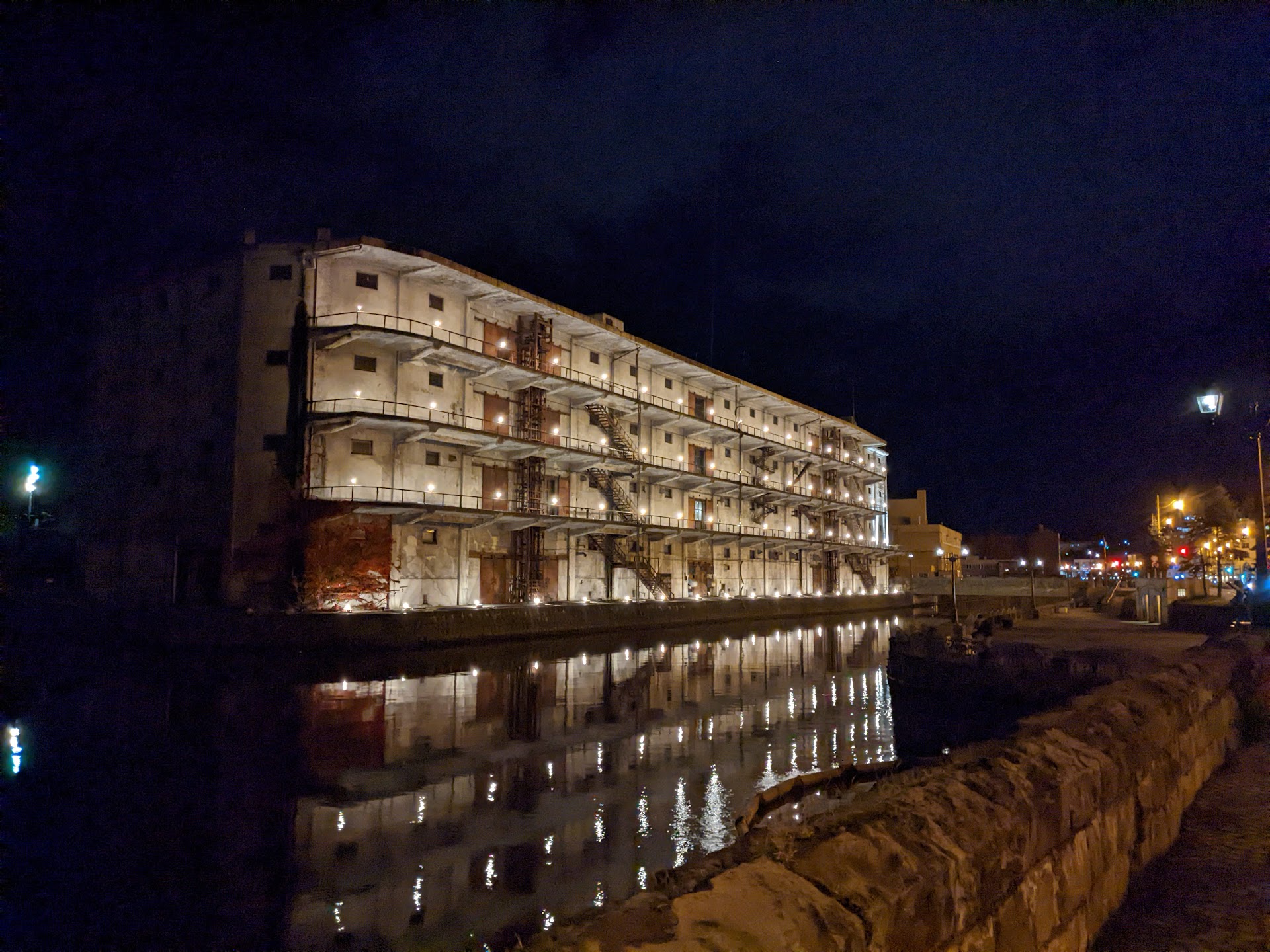 旧北海製罐第3倉庫のライトアップ。運河に映る夜景
